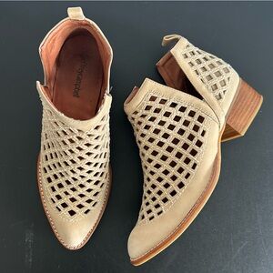 JEFFREY CAMPBELL Size 7.5 Tan Taggart Ankle Booties 
CUTOUT POINTED TOE PULL ON
